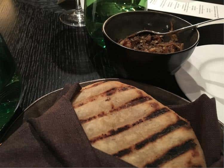 Pane fermentato alle patate, rapa, olio di formaggio arrosto e semi di canapa (Matt Orlando)
