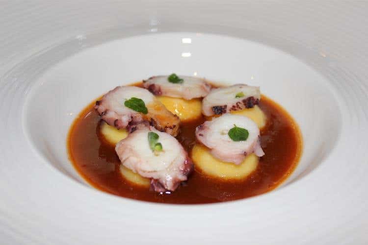 Bottoni do olio e lime con salsa caciucco