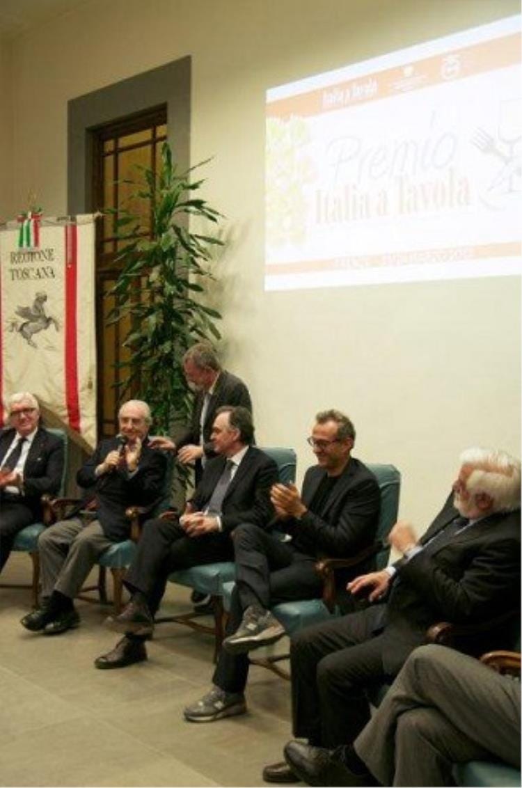 Antonio Santini, Gualtiero Marchesi, Alberto Lupini (in piedi), Enrico Rossi, Massimo Bottura e Giancarlo Deidda