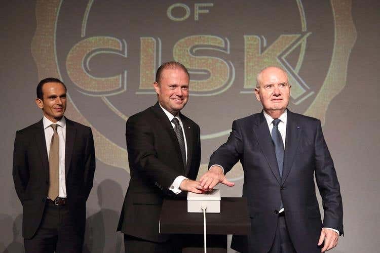 Il ceo Farsons Norman Aquilina, il Primo ministro Joseph Muscat e il presidente Farsons Louis A. Farrugia