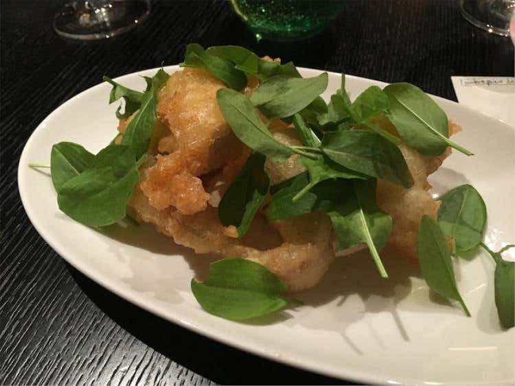 Sgombro salato, limone bruciato, sottaceti e nasturzio