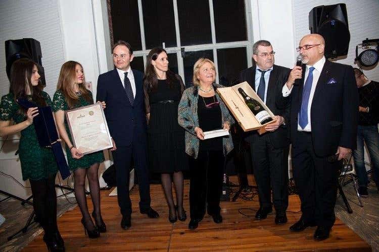 Matteo e Camilla Lunelli (terzo e quarta da sinistra) insieme a Claudio Sadler (primo a destra) premiano Agnese e Dionigi Spreafico (terza e secondo da destra