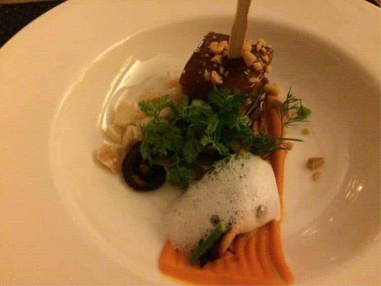 Editarci Jaisler - Pancetta di maiale laccata con polpo fritto, patate dolci, arachidi e latte di cocco