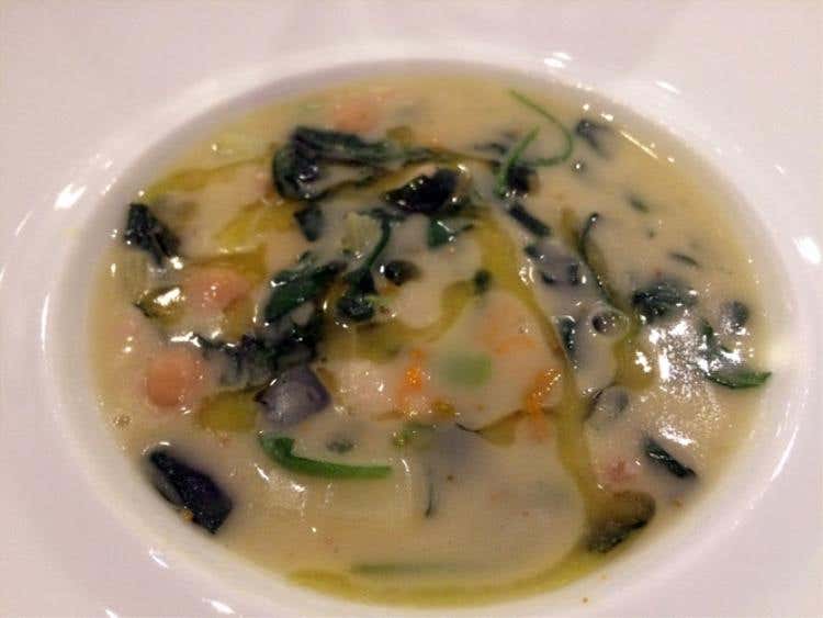Zuppa etrusca con verdure dell'orto, primizie, legumi e farro della Garfagnana alle erbe aromatiche e fiori di finocchio selvatico  - Aimo e Nadia