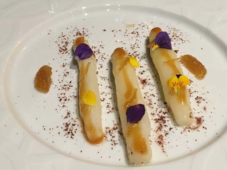 Asparago bianco di Baden, con sommacco rosso, agrume asiatico e una salsa olandese rivisitata “alla giapponese”