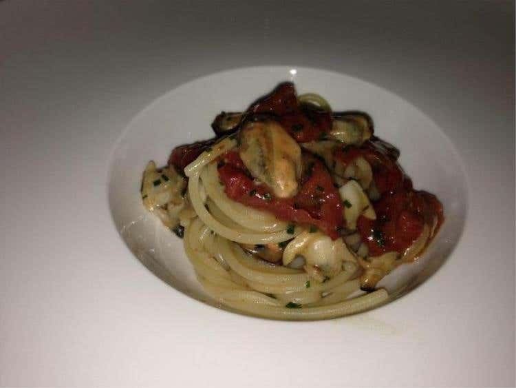 Spaghetti di Setaro aglio olio peperoncino con cappe lunghe, cozze e vongole