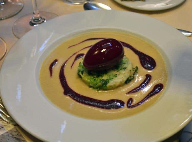 La vita in forma: Uovo apparente di barbabietola biodinamica, terrina di romanesco e broccoletti, salsa alla francese di castagne, nocciole e zafferano