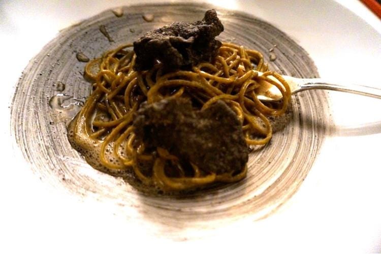 Spaghetto al té nero affumicato e aglio fermentato