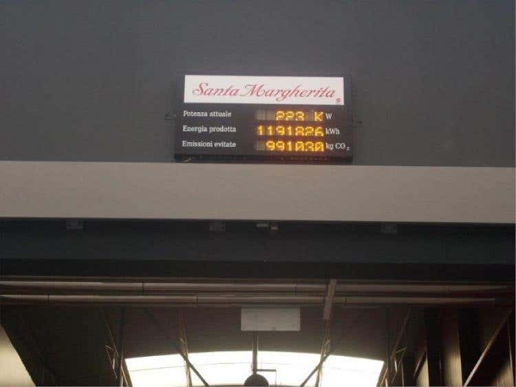 contatore di energia posto sopra l'ingresso della cantina di produzione