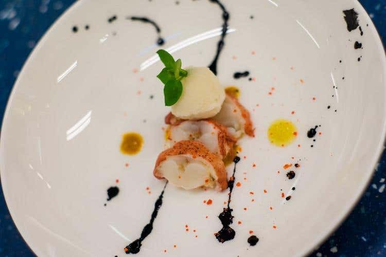 Shabu di astice con granita al peperoncino e lemon grass, maionese di corallo di astice