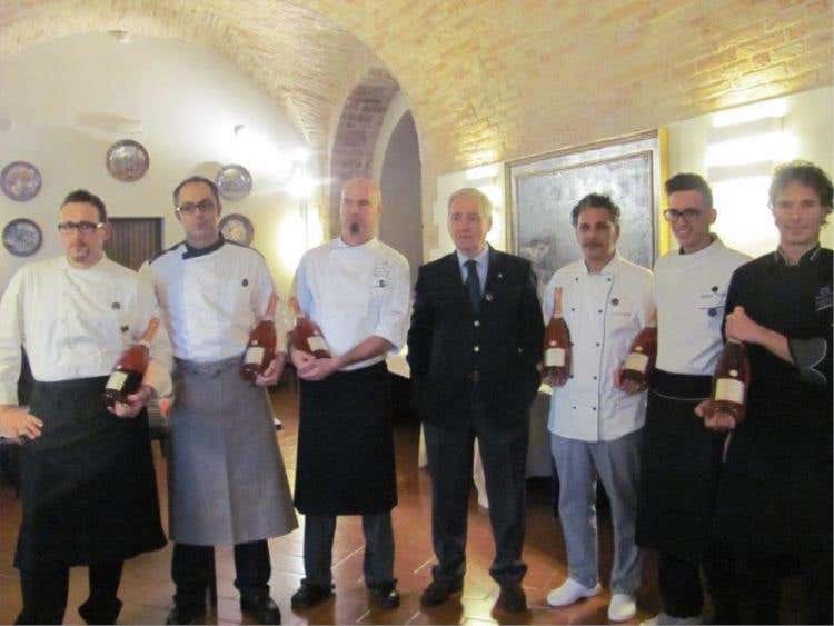 Giancarlo Colombo, al centro, con i cuochi che rendono omaggio al Cruasé Millesimato 2010 della Cantina storica 1907 Torrevilla Oltrepò Pavese.