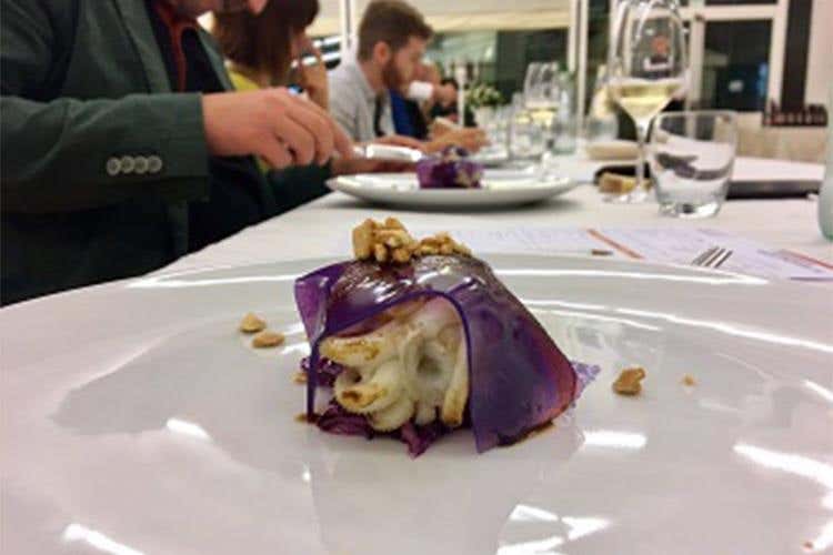 Seppia scottata in padella su gelatina di cavolo rosso e mandorle tostate (Domenico Capogrosso)