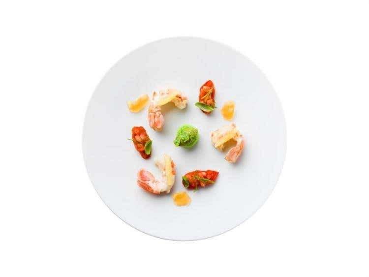 Scampi liguri appena scottati alla plancia battuto di pomodoro in salsa Vierge e biscotto genovese al basilico di Prà