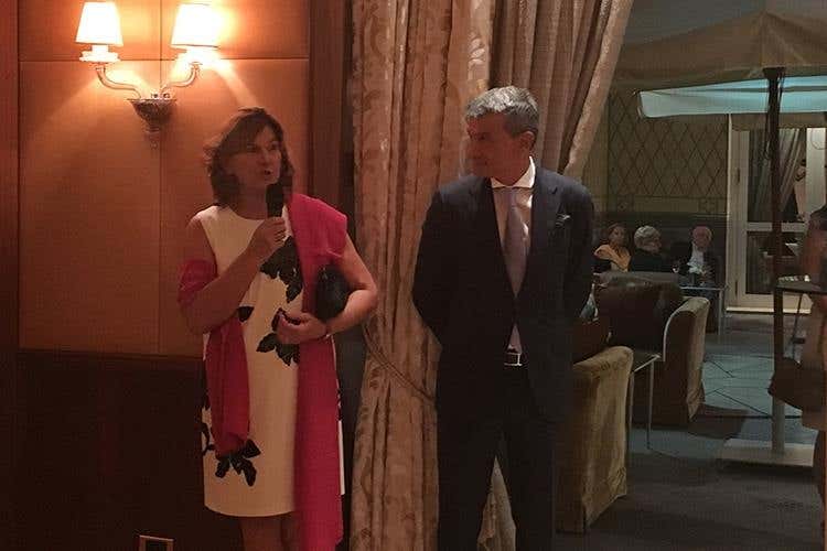 La direttrice del museo del violino di Cremona, Virginia Villa, e il direttore del Four Seasons Hotel Milano, Mauro Governato