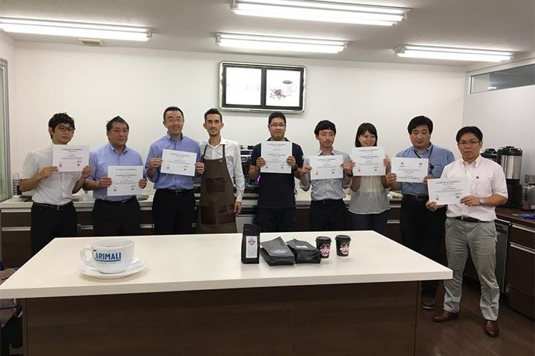 Gli allievi giapponesi mostrano il diploma acquisito dopo aver seguito le lezioni di Valli