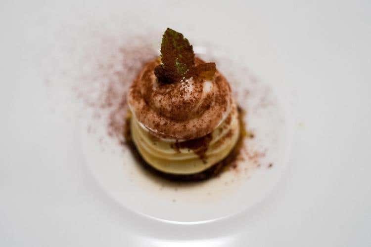 Tirami-sud: crema allo yogurt e mascarpone, biscotto al caffè, ricotta al bergamotto e capperi di Pantelleria canditi al miele