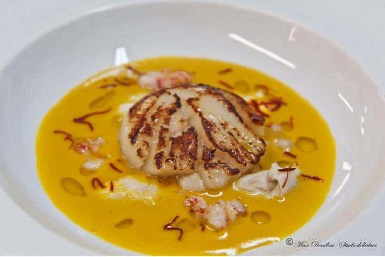 UNA PERLA DELLO CHEF - CAPASANTA SPADELLATA SU BURRO DI CACAO SERVITO SU BOUILLABAISSE CON ZAFFERANO