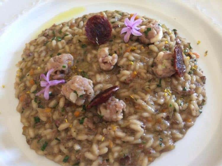 Risotto mantecato, fegatini di pollo, taleggio, polpettine di salsiccia e croccante di salamella, di Luca De Negri