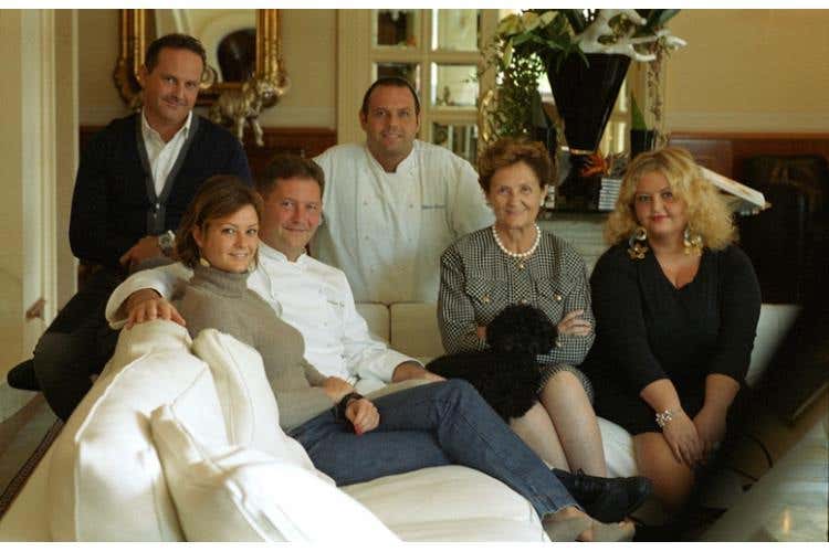 La famiglia Cerea. Da sinistra: Francesco, Rossella, Enrico, Roberto, Bruna e Barbara