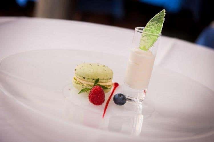 Macaron al basilico e sorbetto alla panna acida