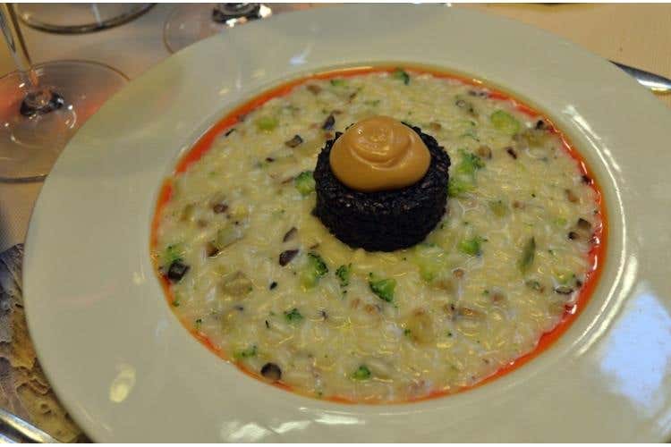 L'ombelico del mondo: Risotto mantecato all'orientale, con zenzero, shitaké, paprica di peperoni italiani, spicchio di carciofo e riso Venere energicamente arrostiti, conditi con la nostra salsa di miso