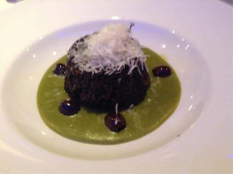 Tortino di riso Venere con lattuga, olive taggiasche e formaggio di Fossa