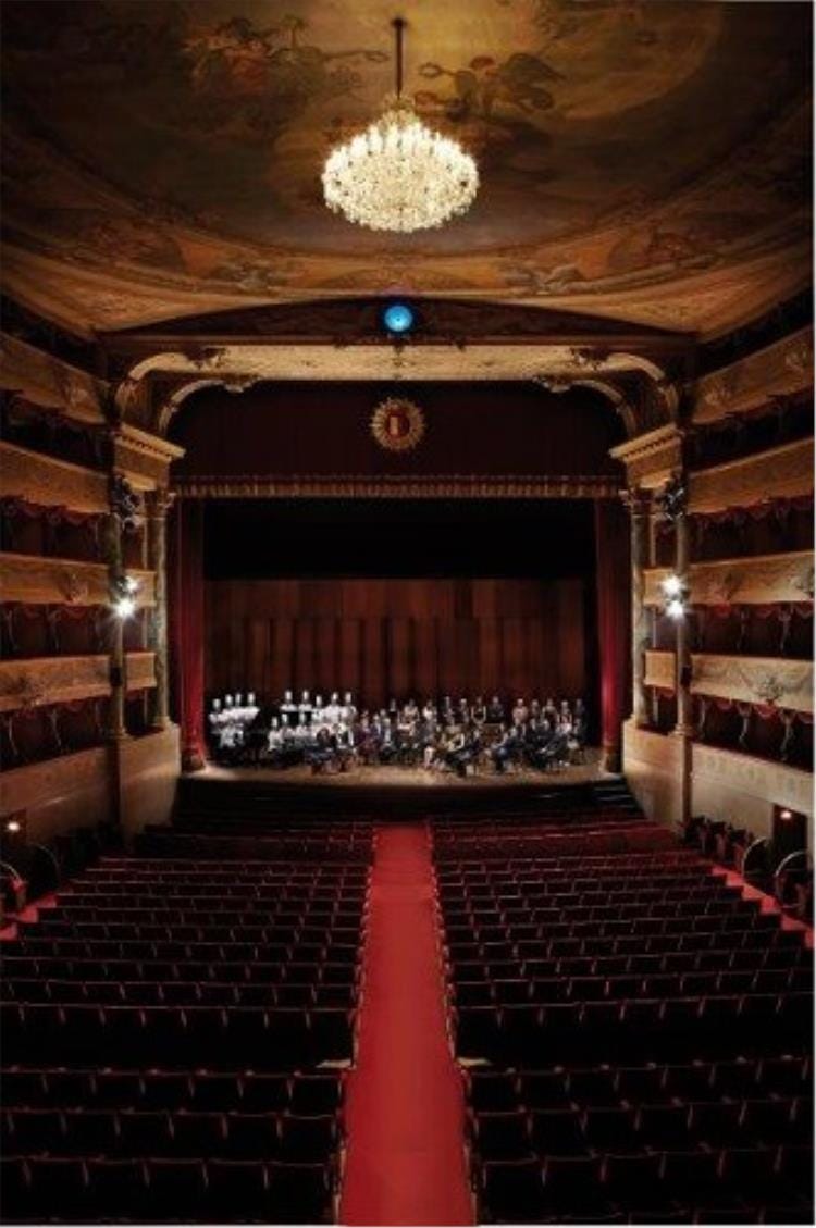 Lo staff al completo, fotografato sul palco del Teatro Donizetti di Bergamo