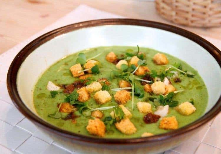 Crema di broccolo, acciughe e crème fraiche