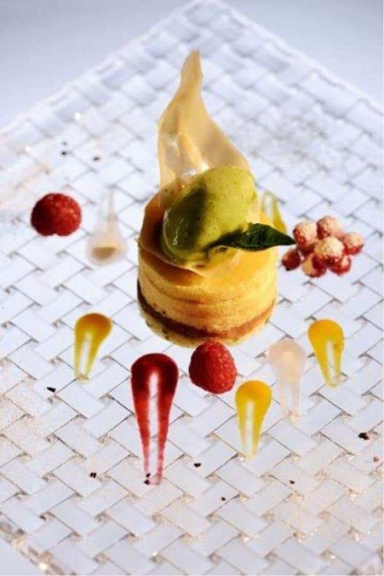 Millefoglie di pane genovese con frutti rossi e sorbetto al basilico