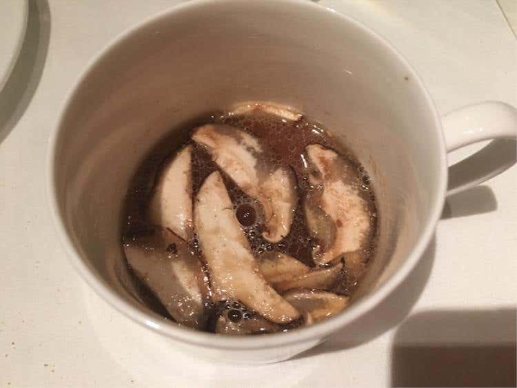 Te: fungo shiitake, grani tostati e pollo (Domenique Crenn)