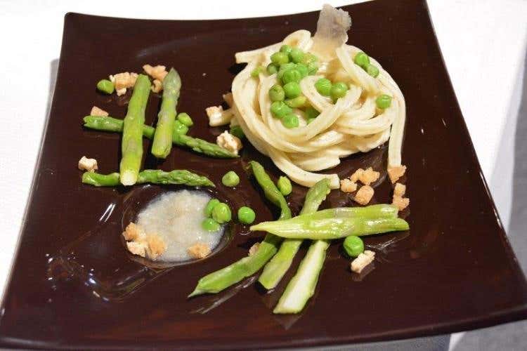 La mia trafila di pasta secca con buccia di patata affumicata, asparagi, piselli e croccante di Parmigiano Reggiano 48 mesi - Alfonso Caputo