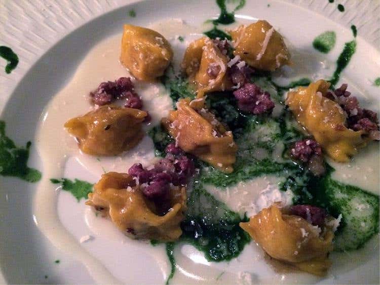 Agnolotti del plin, salame di turgia, patate e ortiche