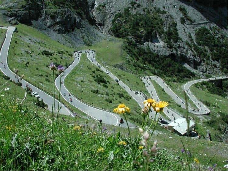 tornanti dello Stelvio verso Bormio
