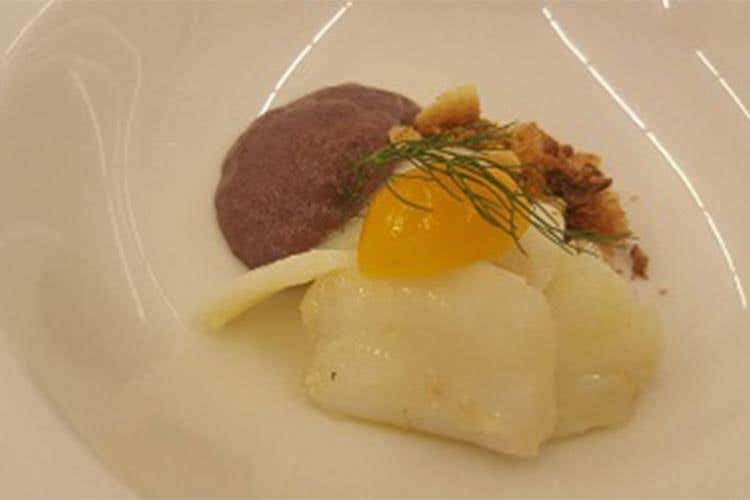 Baccalà confit con spuma di olive nolche fritte, croccante di Altamura e pomodorino giallo (Giacinto Fanelli)