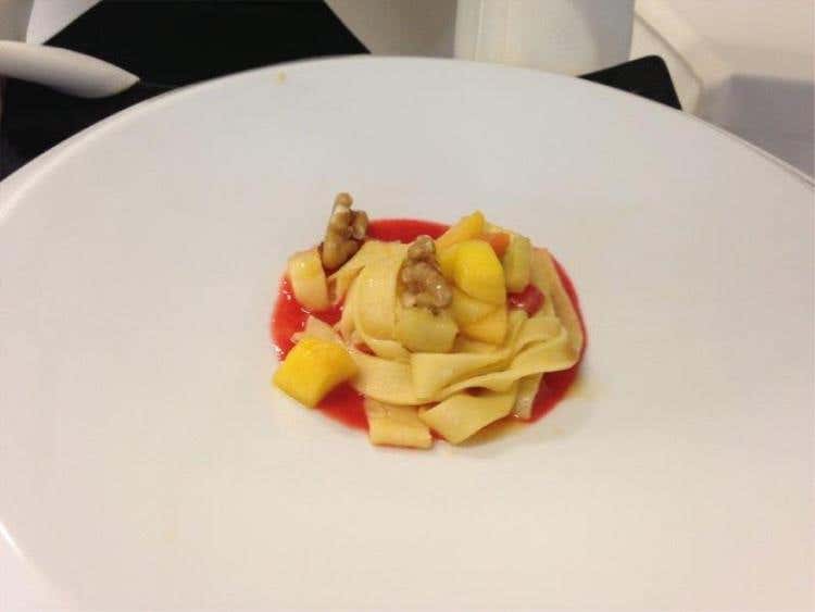 Tagliatelle di crèpes al ragù di frutta