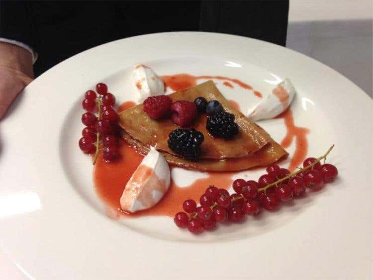Crepes con farina di castagne ai frutti di bosco e yogurt greco flambato al rhum