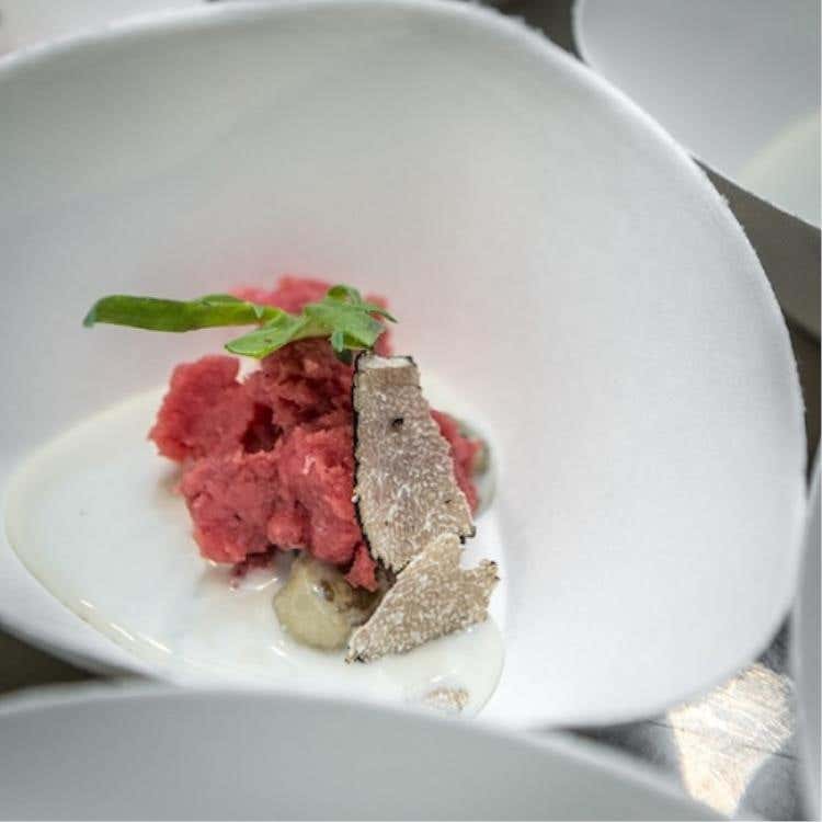Battuta di coscia di manzo al coltello su crema di ostriche (Marcello Trentini