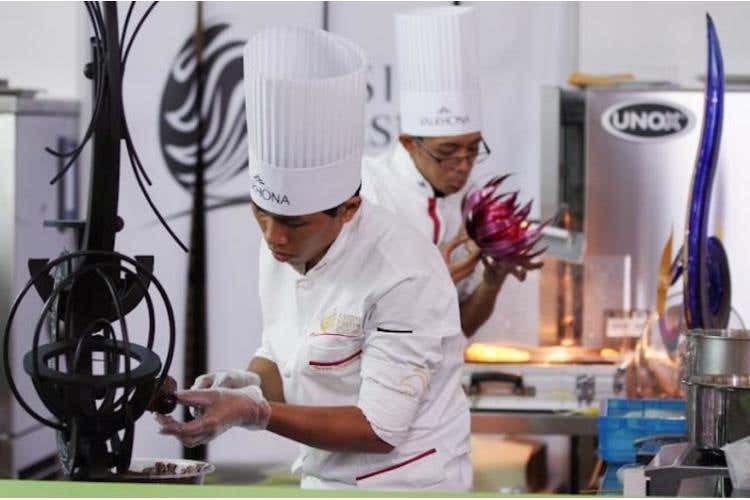 La squadra delle Filippine a lavoro 