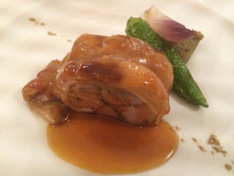 Maialino arrosto, salsa all’aceto di miele di tiglio, ciliege cipolla rossa