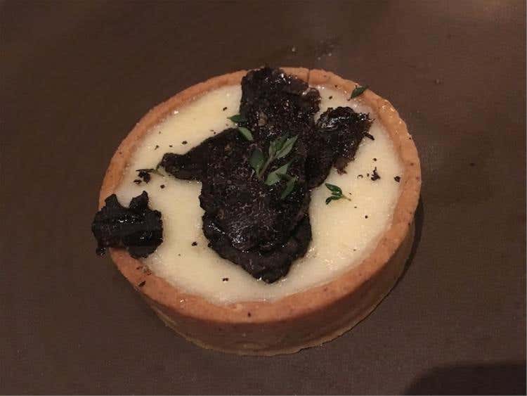 Crostata di formaggio al grano saraceno, miele, tartufo e alliums caramellate (Domenique Crenn)