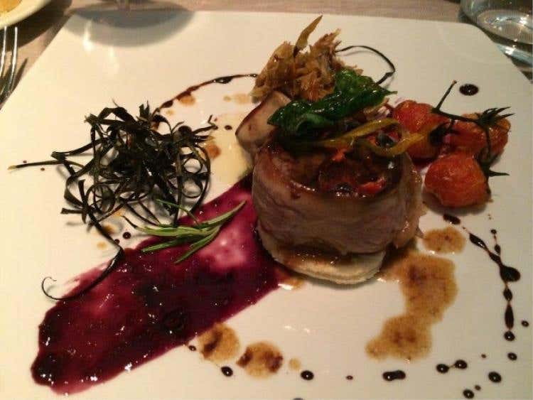 Filetto mignon di Wagyu Kobe bardato al lardo con scaloppa di foie gras, pomodorini datterini, mosto d’uva e aceto balsamico Bonini 18 anni. Abbinamento: Chateauneuf - du - Pape 2012 - Domaine du Père Caboche