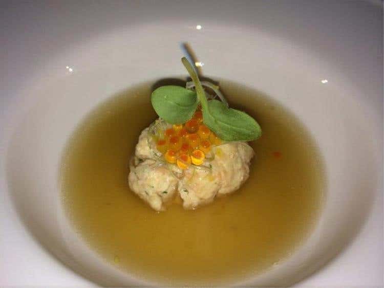 Canederlo di salmerino alpino in brodo di porcini, limoni del Garda e cipollotto