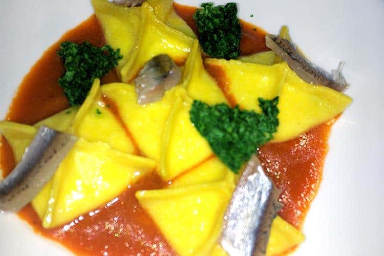 Raviolo di burrata con peperoni ed alici