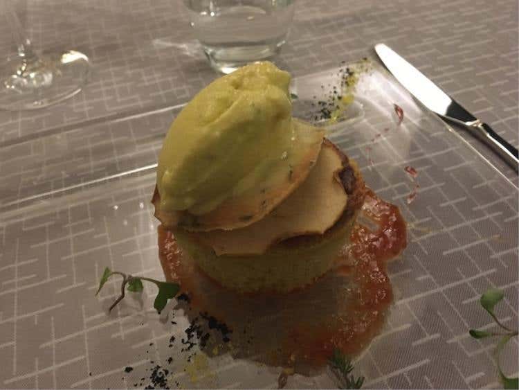 Muffin di cipolla rossa di Tropea con gelato al gorgonzola e confettura di pomodoro