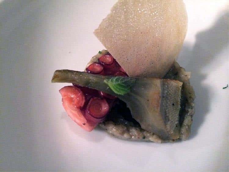 Polpo grigliato, cariciofi e melanzane alla menta