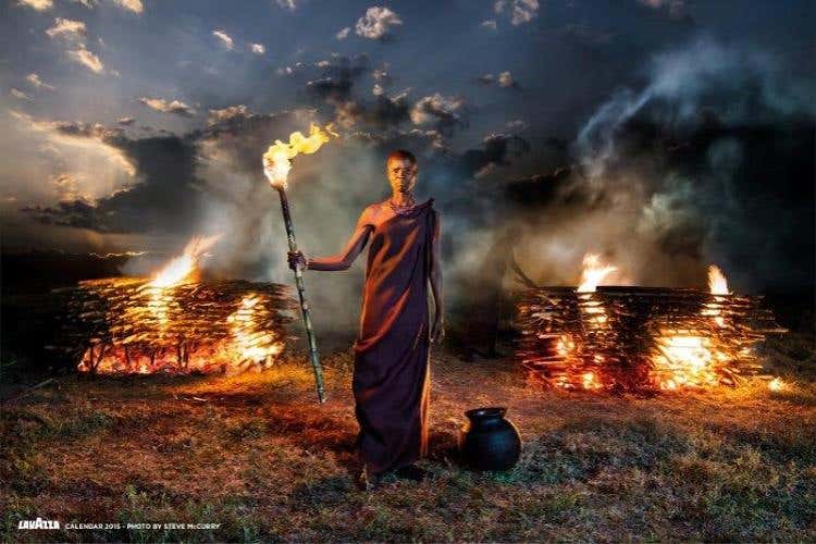 The salt of the presidium: uno degli scatti del Calendario Lavazza 2015 di Steve McCurry che ritrae Andrew Wanyonyi Sikanga, produttore di sale a Nabiole nel Kenya e membro del Presidio Slow Food del sale di canna del fiume Nzoia