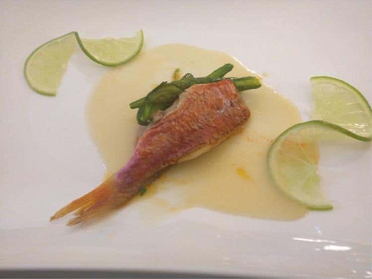 Sandwich di triglia con asparagi e lime