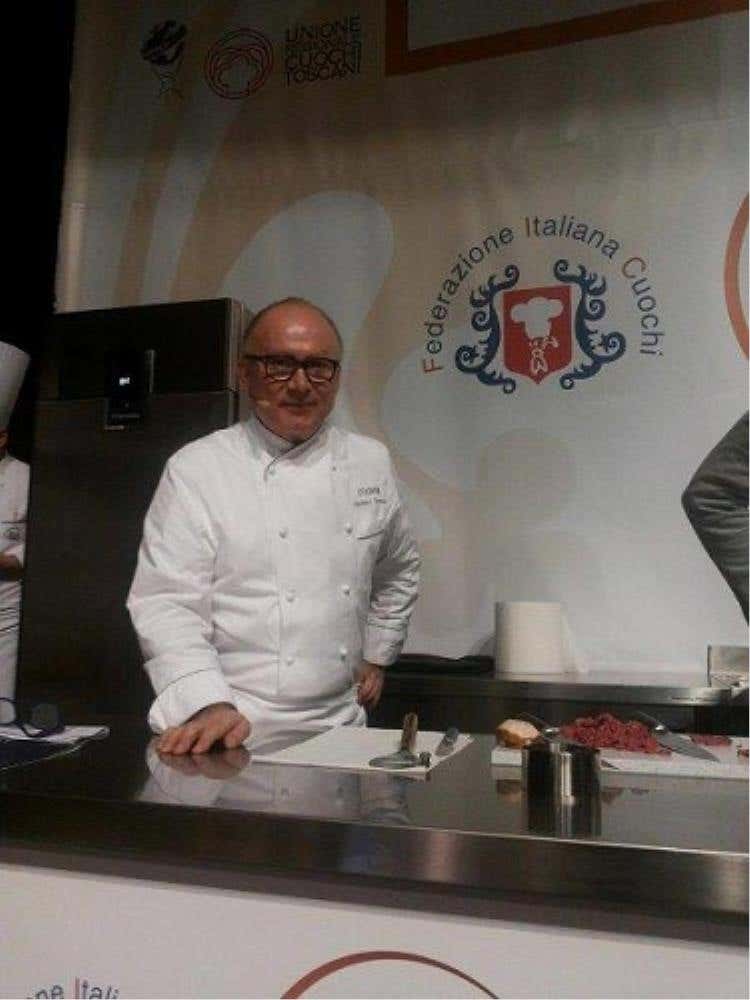 Gaetano Trovato pronto per cucinare un piatto con la chianina