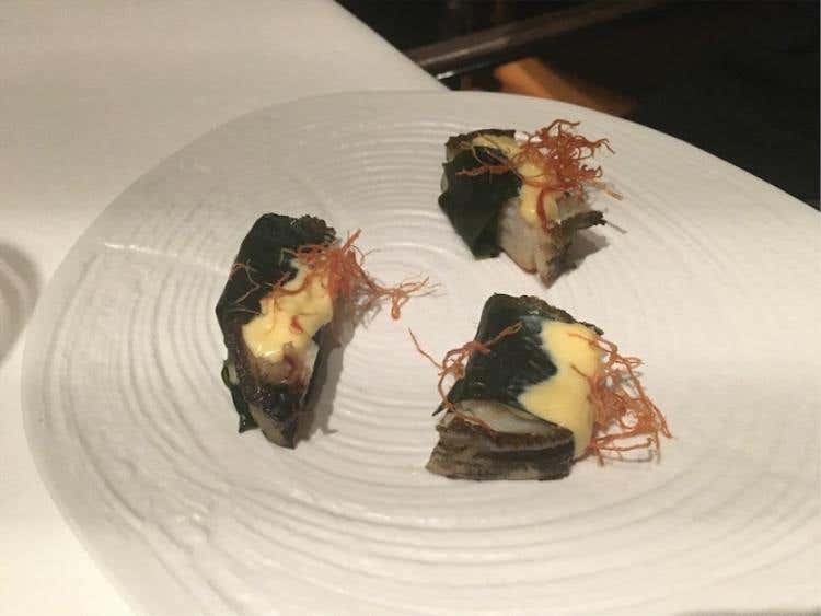 Abalone, alghe e pancetta croccante (Domenique Crenn)