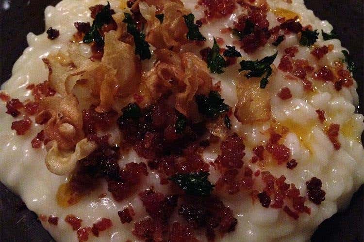 Risotto con pastinaca e radici di prezzemolo, cotechino sgranato croccante e olio al peperoncino.